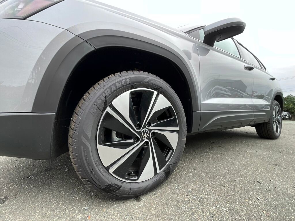 New 2025 Volkswagen Taos SE image 10