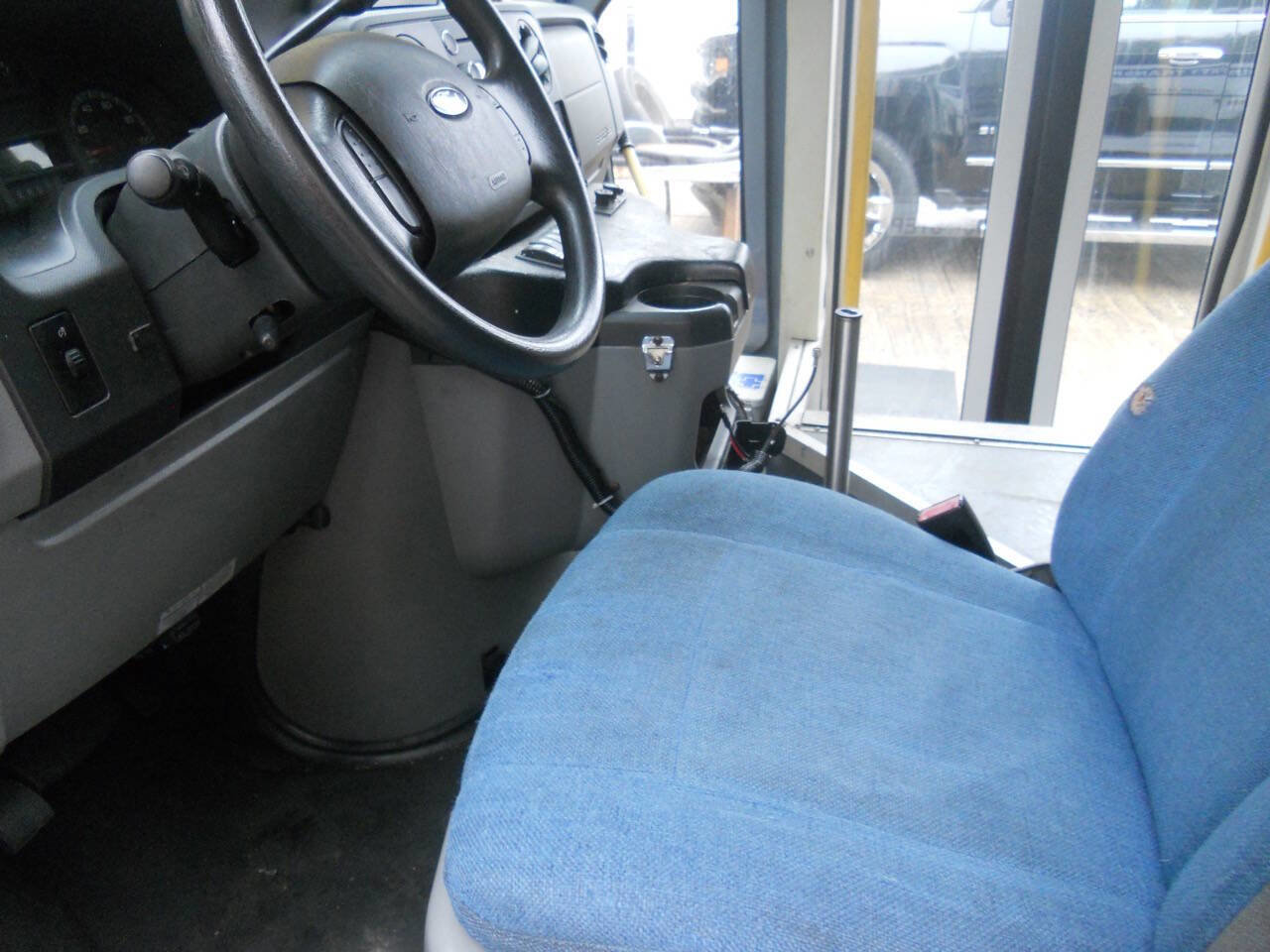 Used 2013 Ford E-450 and Econoline 450 Super Duty w/ Shuttle Bus Prep Pkg image 12