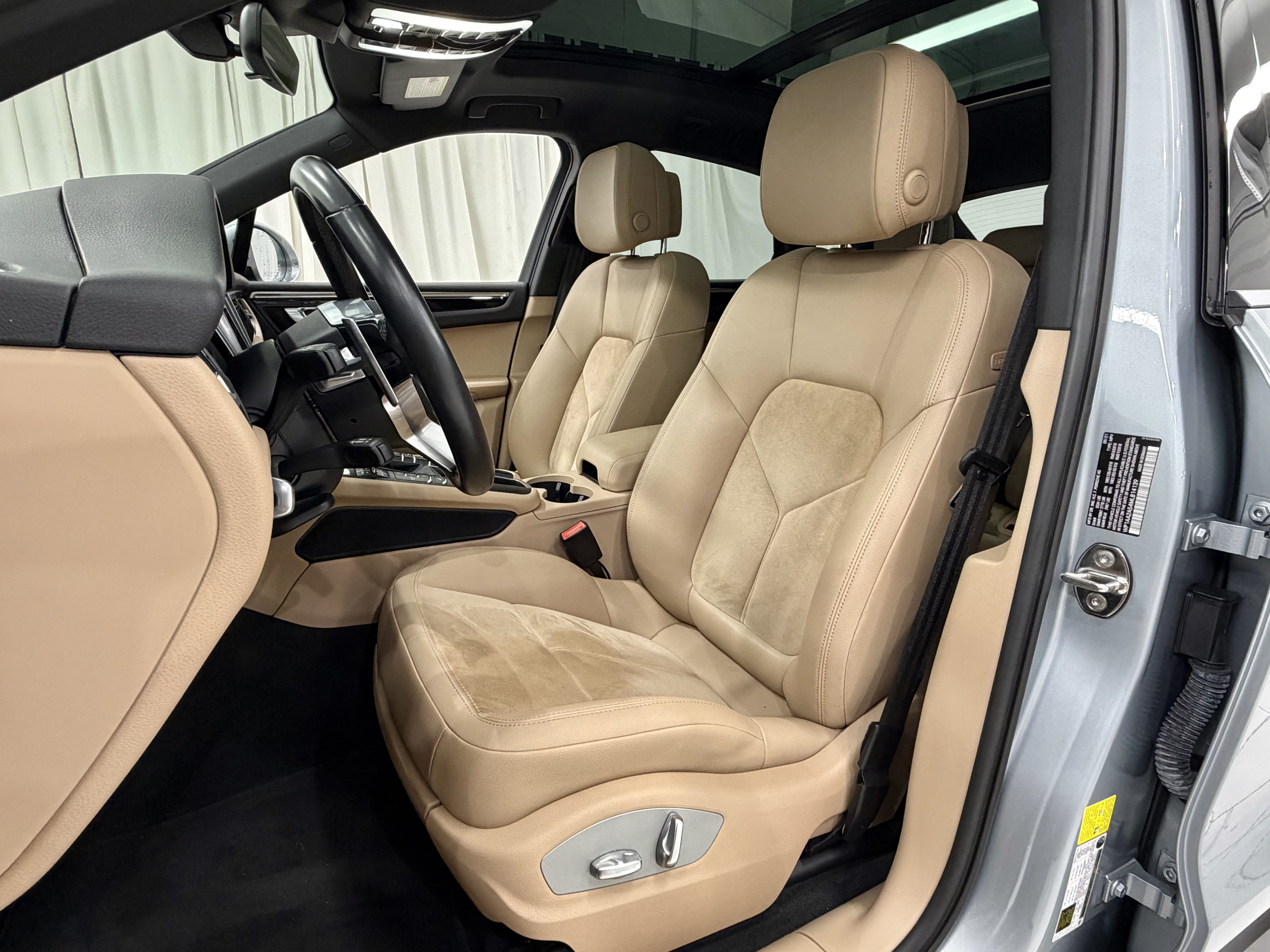 Certified 2021 Porsche Macan AWD/4WD image 28
