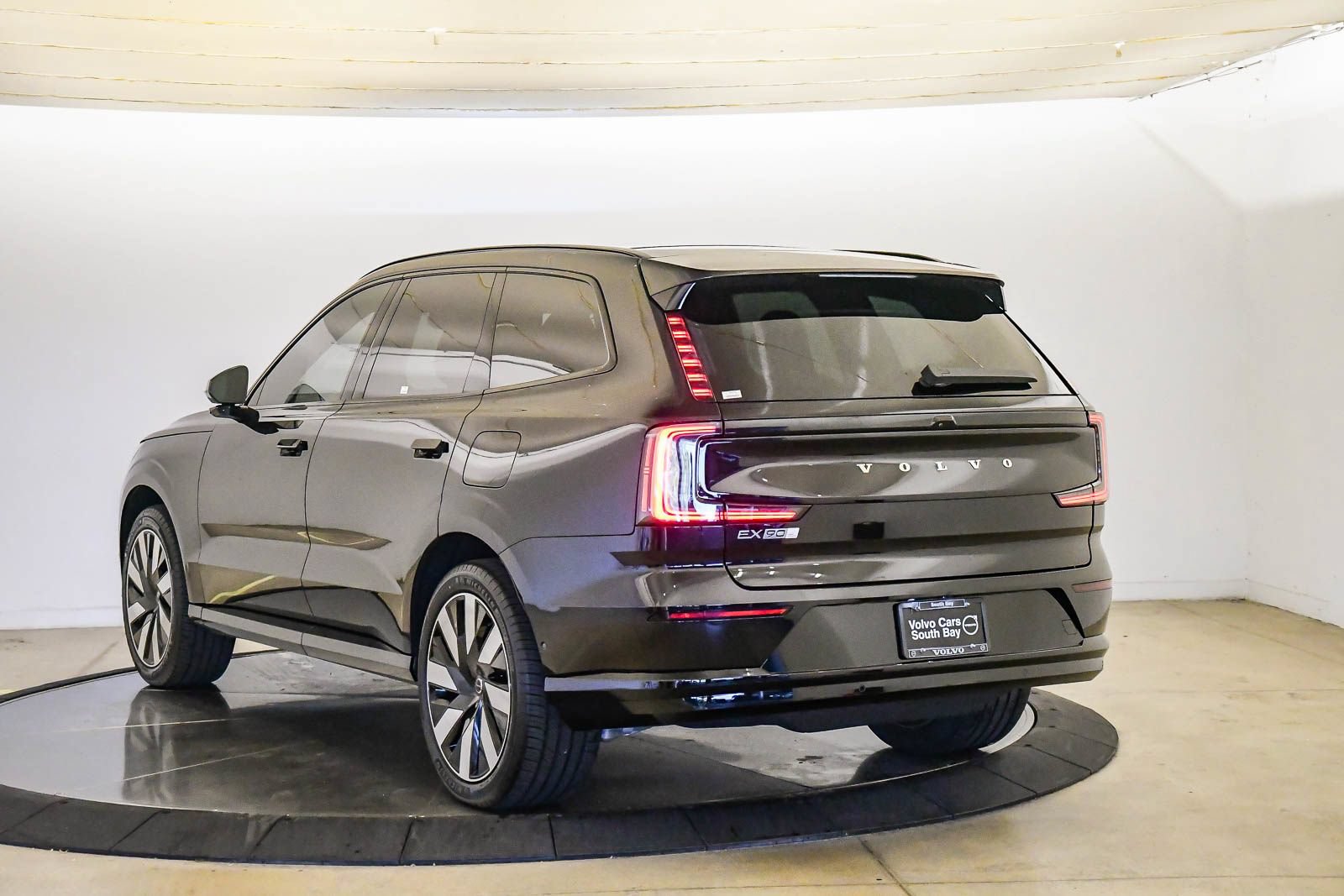 Certified 2026 Volvo EX90 Plus AWD/4WD image 2