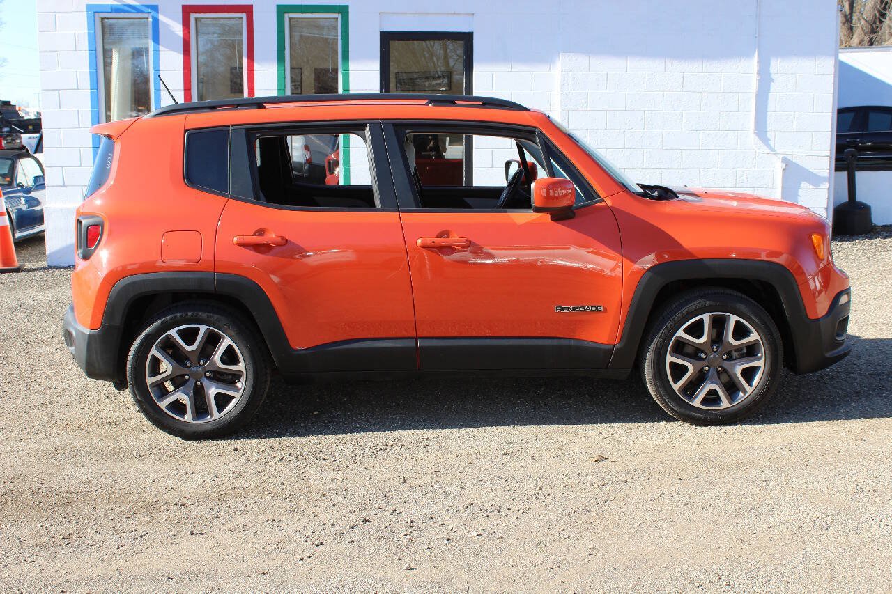 Used 2016 Jeep Renegade Latitude w/ Cold Weather Group FWD image 4