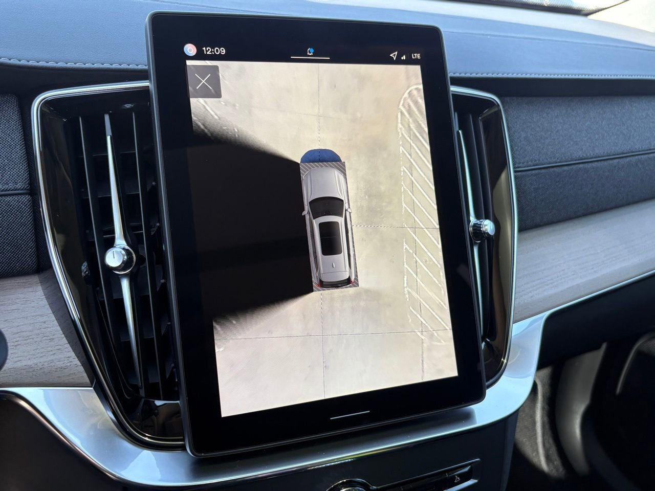 New 2026 Volvo XC90 B6 Plus w/ Protection Package Premier AWD/4WD image 13