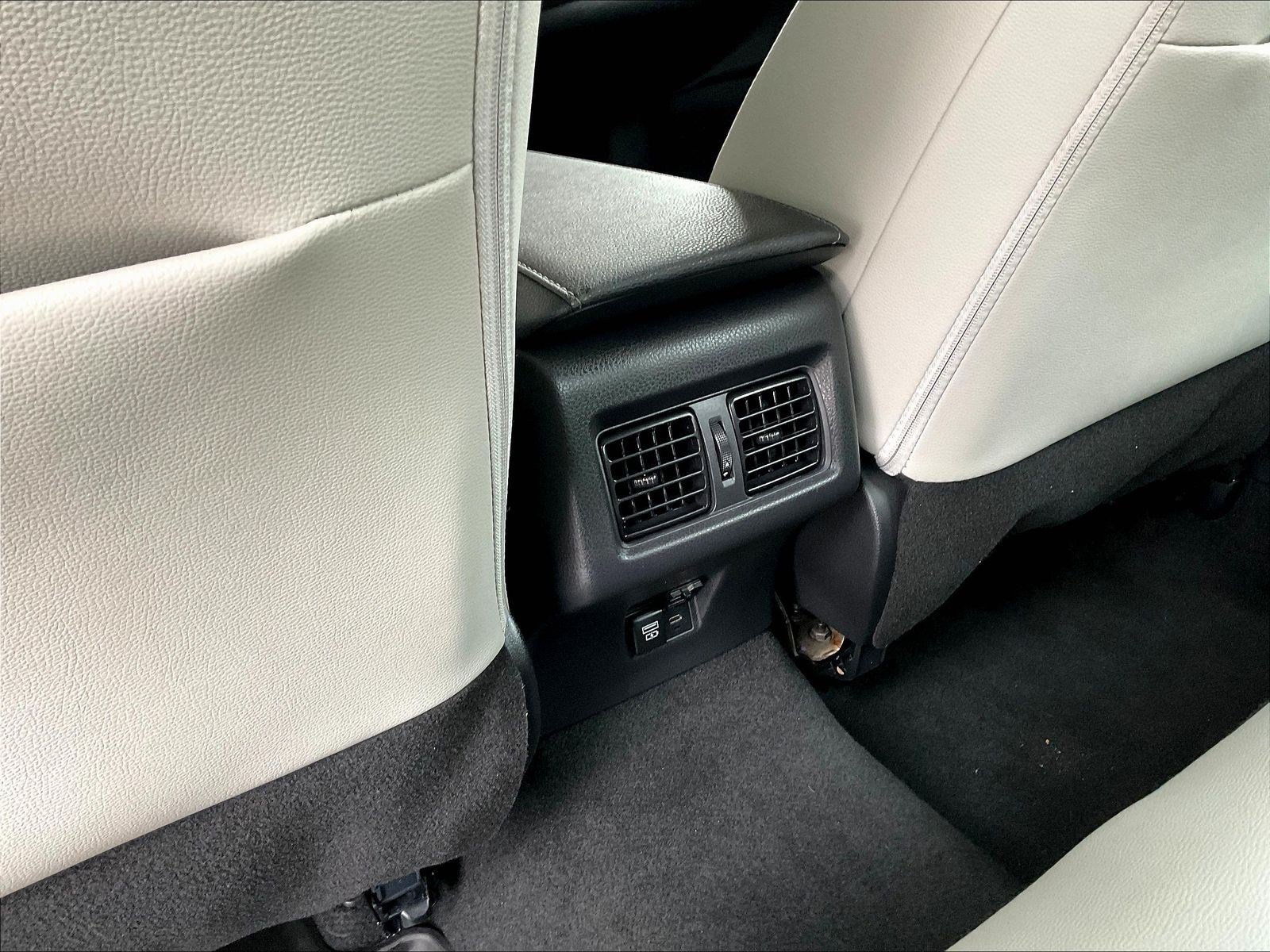 Used 2025 Toyota Camry XLE AWD/4WD image 10