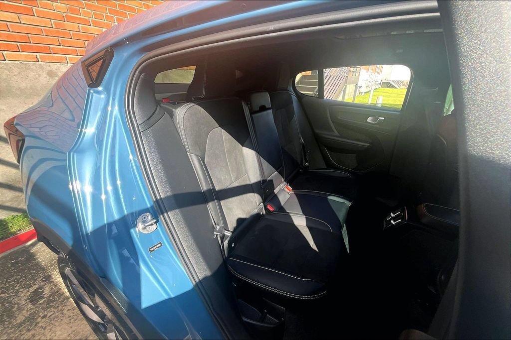 Certified 2023 Volvo C40 P8 Recharge Ultimate w/ Protection Package Premier AWD/4WD image 37