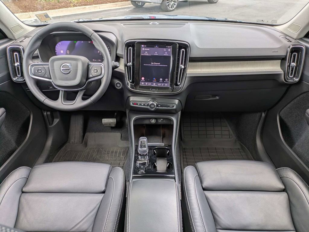 Used 2023 Volvo XC40 B5 Plus w/ Protection Package Premier image 17
