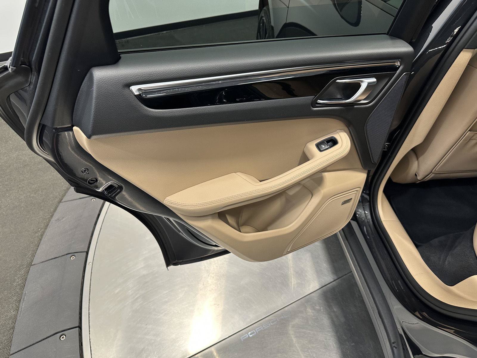 Certified 2026 Porsche Macan AWD/4WD image 33