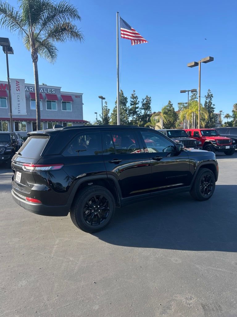 Used 2025 Jeep Grand Cherokee Altitude image 3