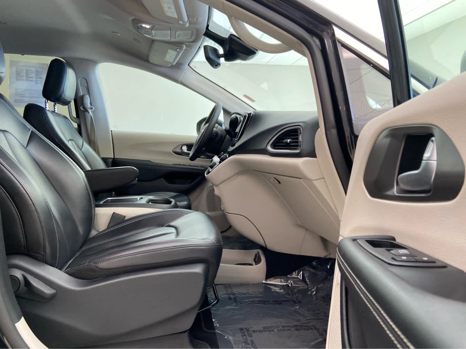 Used 2023 Chrysler Pacifica Touring-L image 17