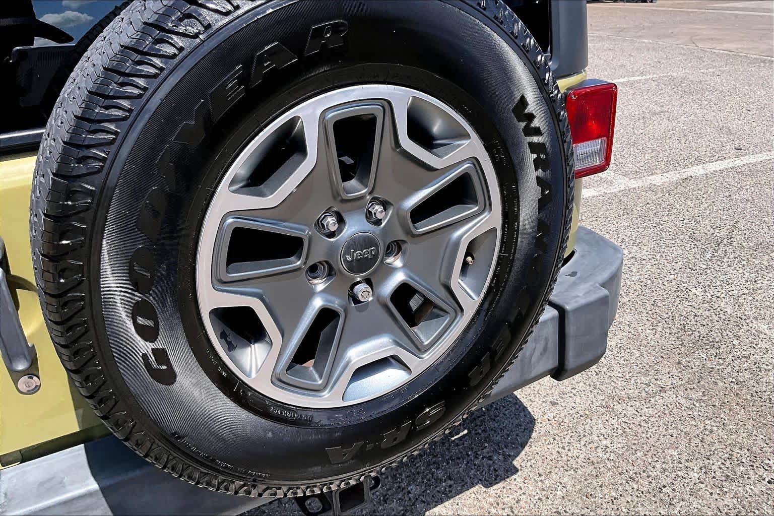 Used 2013 Jeep Wrangler Unlimited Rubicon w/ Connectivity Group AWD/4WD image 32