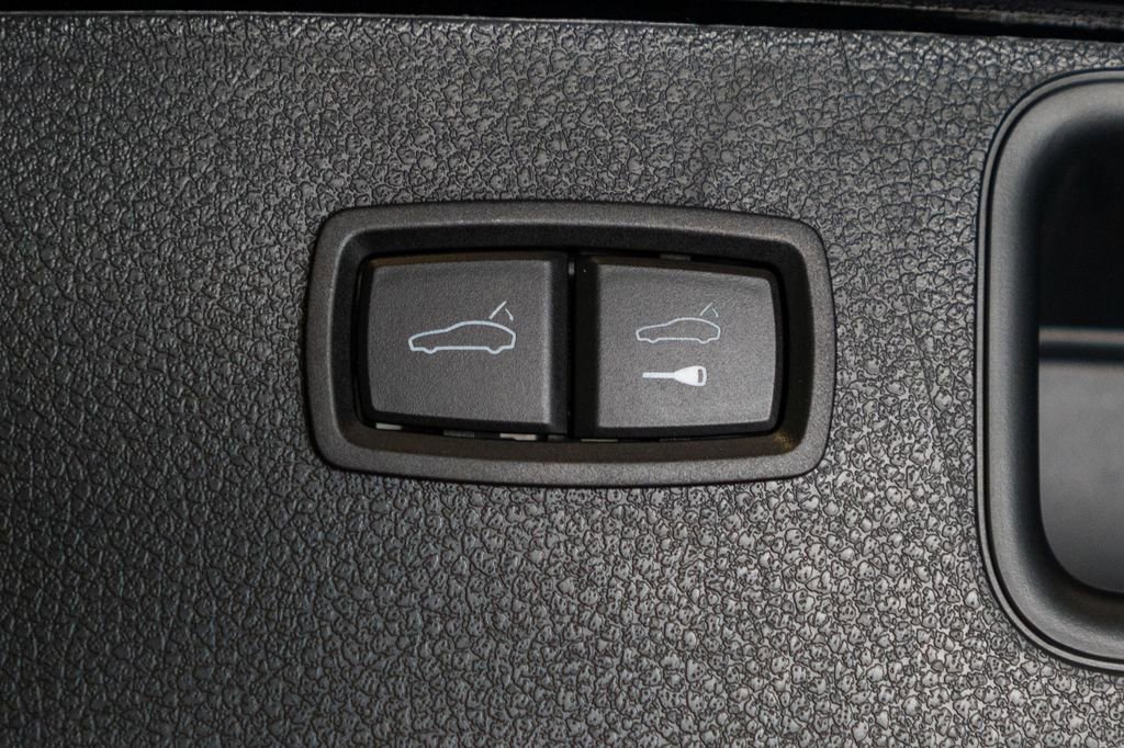 Certified 2025 Porsche Macan AWD/4WD image 40