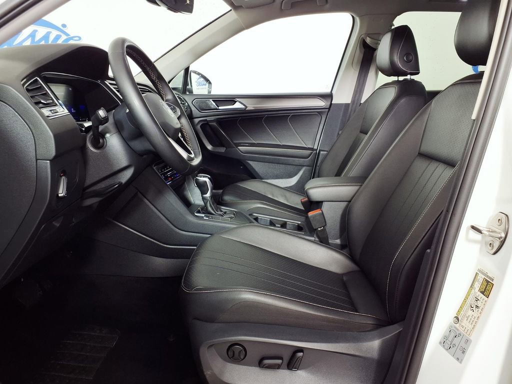 Used 2022 Volkswagen Tiguan SE w/ Panoramic Sunroof Package image 7