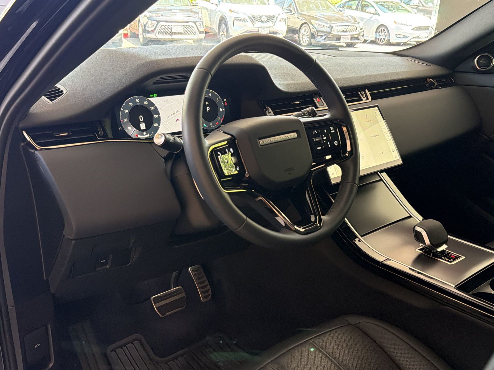 Used 2026 Land Rover Range Rover Evoque Dynamic SE AWD/4WD image 4