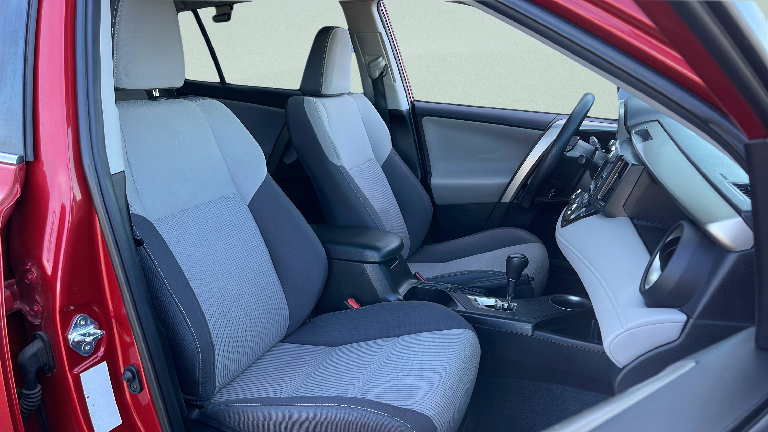 Used 2015 Toyota RAV4 XLE AWD/4WD image 27