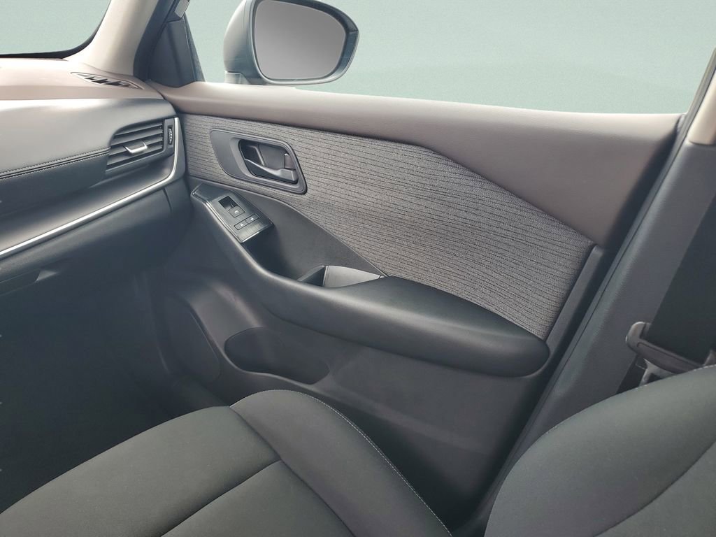 Used 2023 Nissan Rogue S image 16