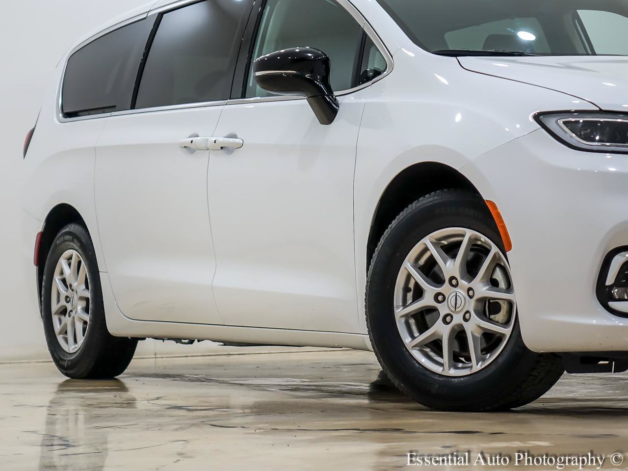 Used 2024 Chrysler Pacifica Touring-L FWD image 4