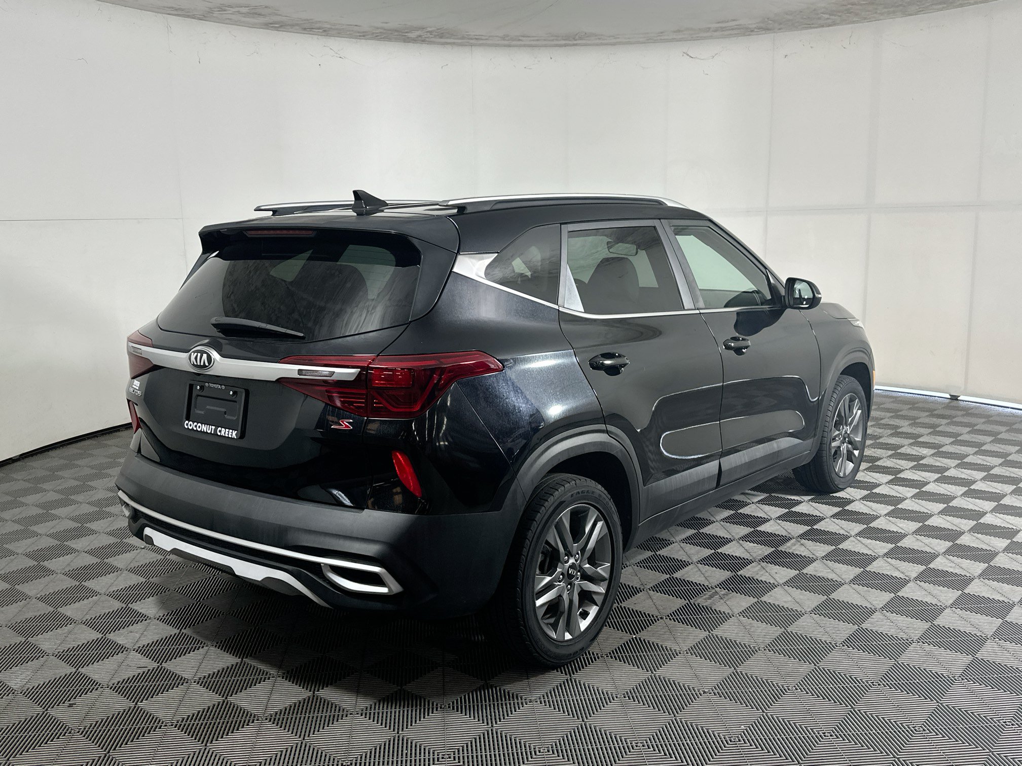 Used 2021 Kia Seltos S FWD image 3