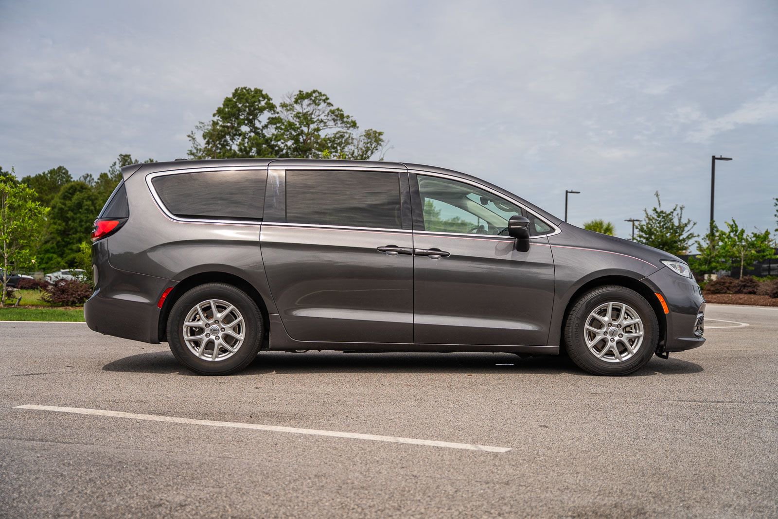 Used 2023 Chrysler Pacifica Touring-L FWD image 9