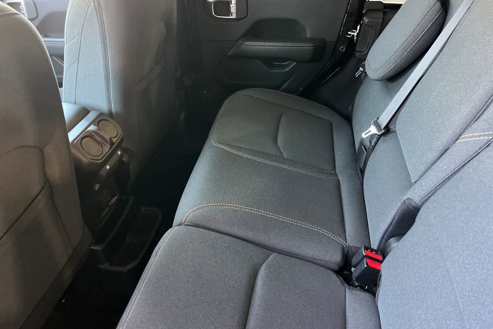 Used 2025 Jeep Wrangler Unlimited Sahara AWD/4WD image 5