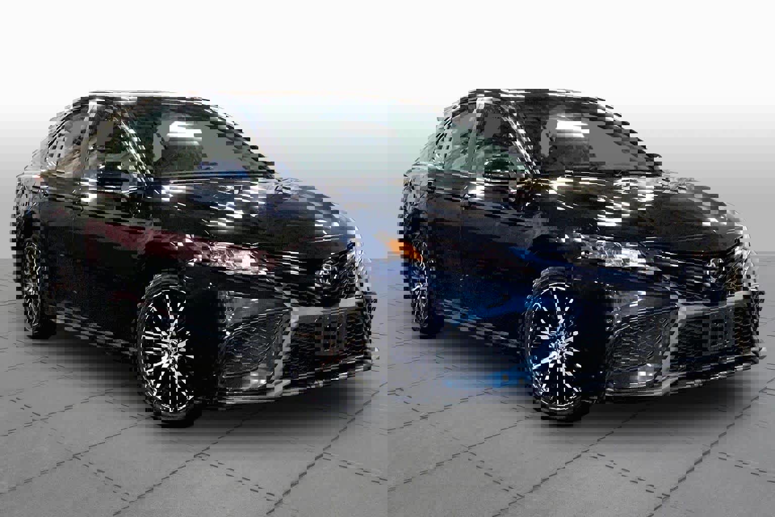 Used 2021 Toyota Camry SE w/ Cold Weather Package FWD image 3