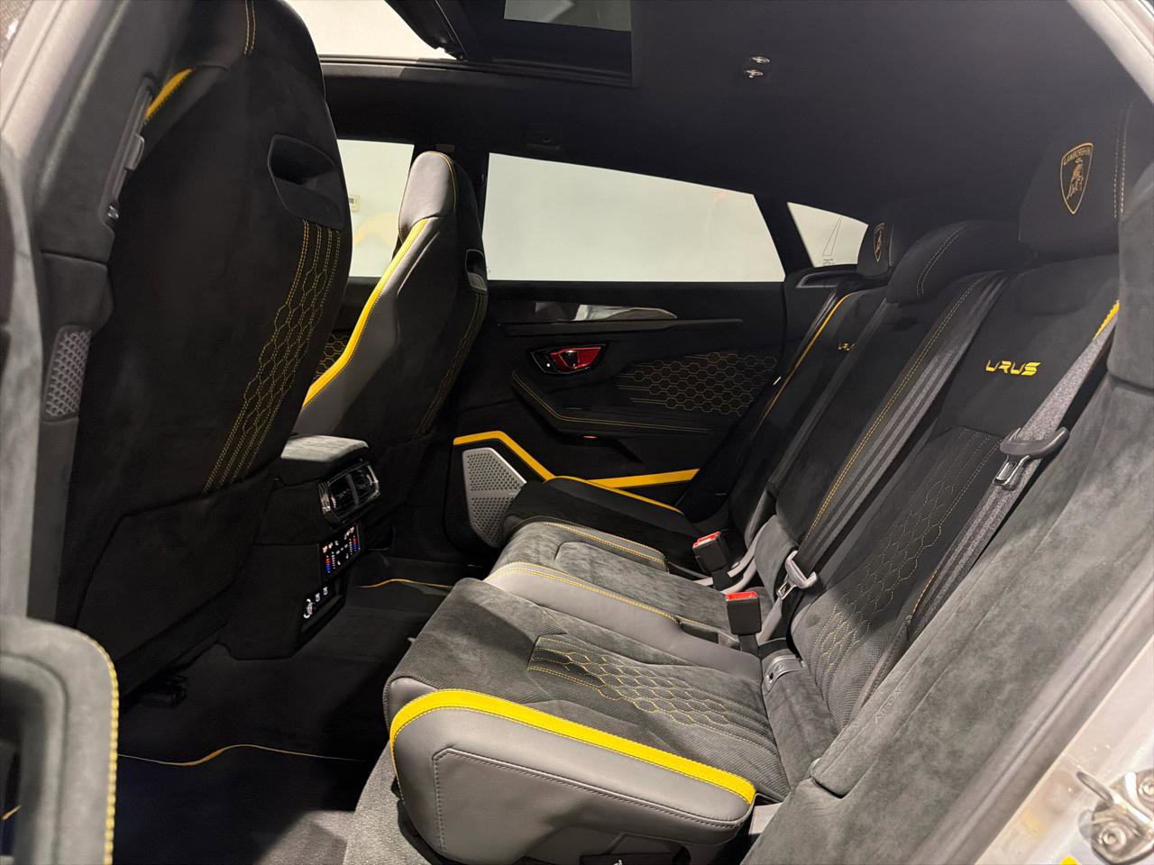 Used 2024 Lamborghini Urus Performante AWD/4WD image 33