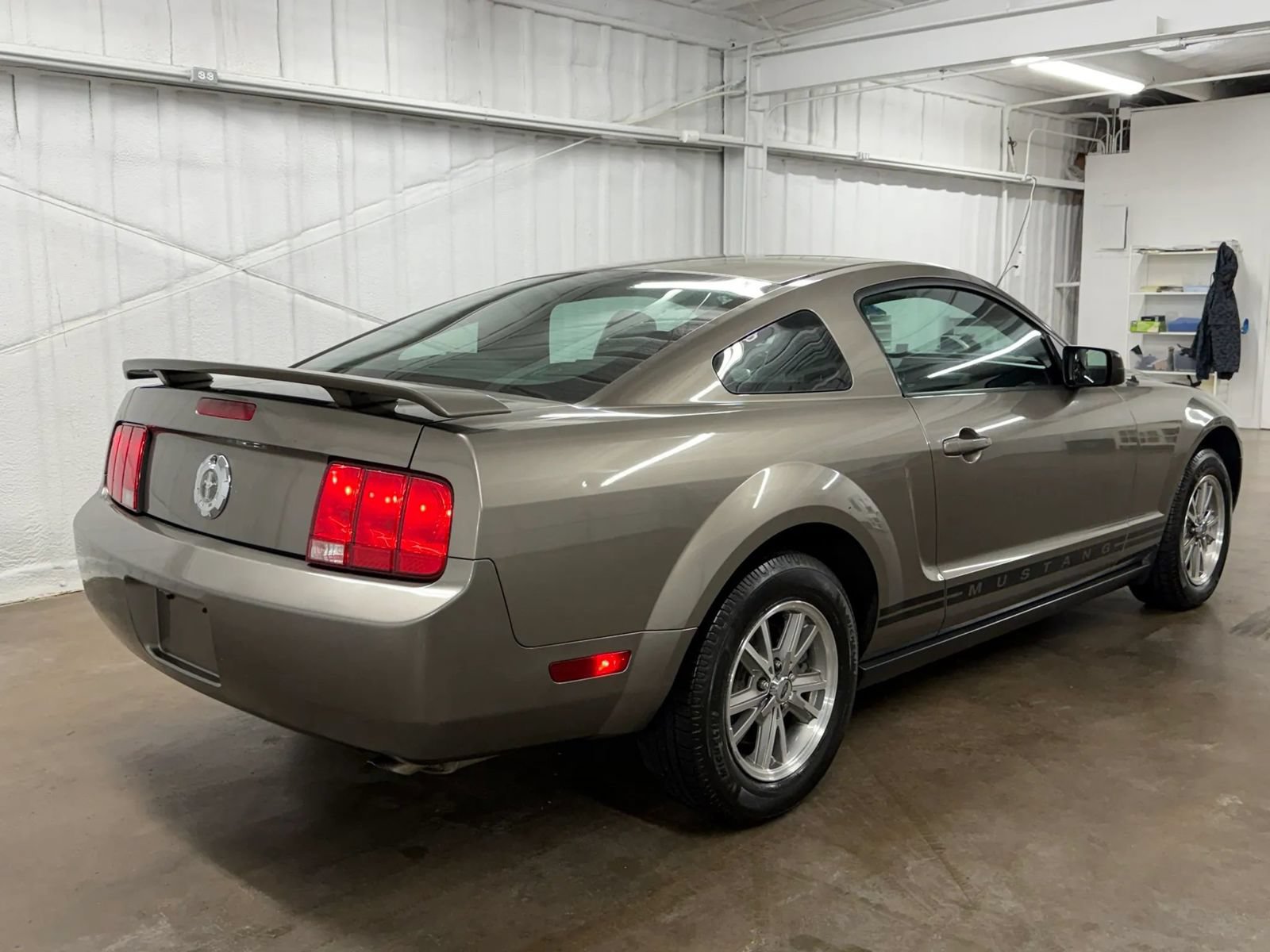 Used 2005 Ford Mustang Premium RWD image 4