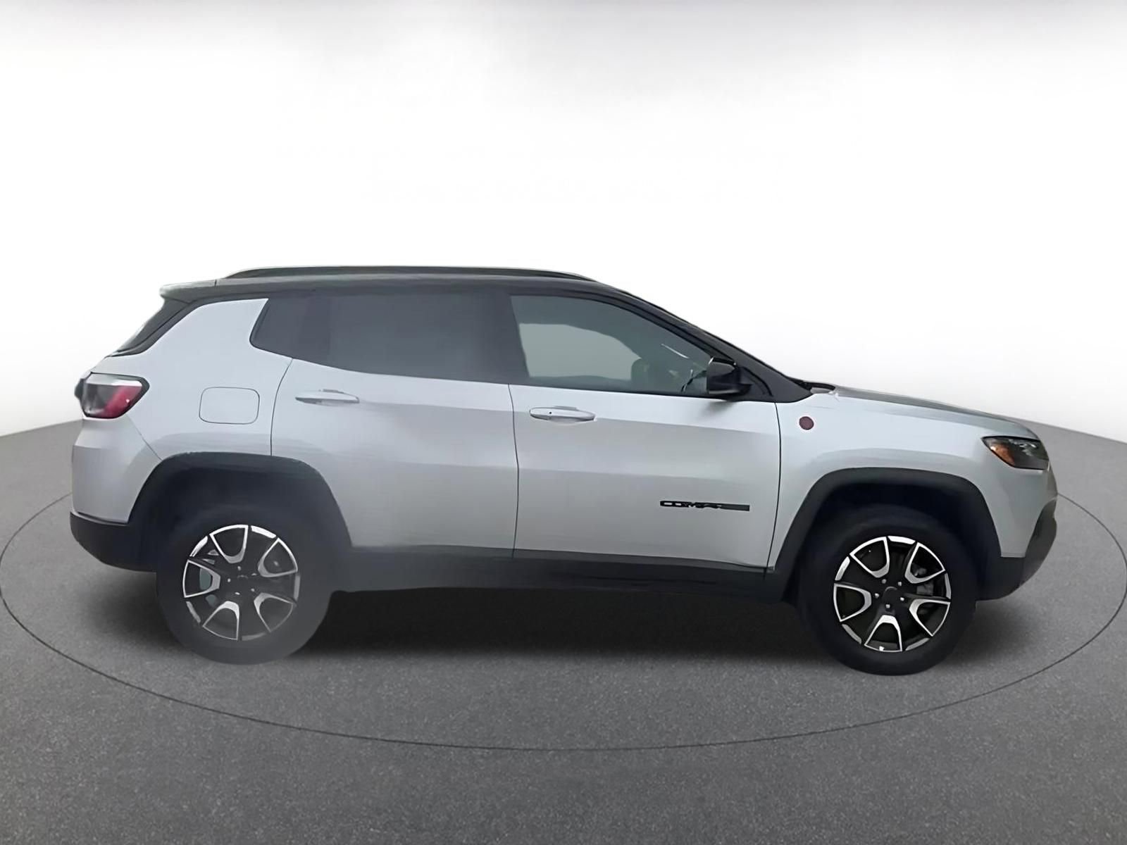 Used 2025 Jeep Compass Trailhawk image 16