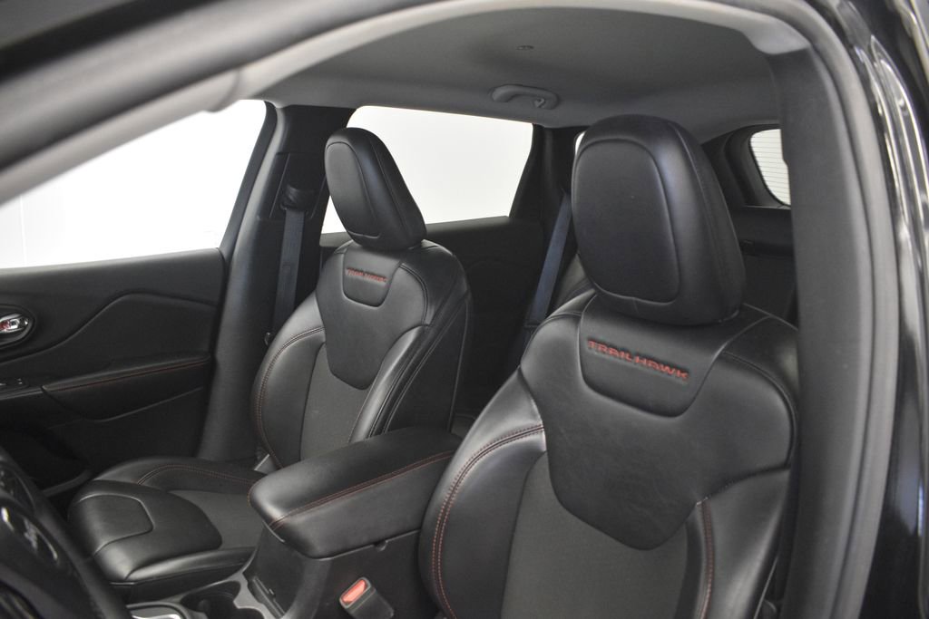 Used 2019 Jeep Cherokee Trailhawk w/ Cold Weather Group image 31