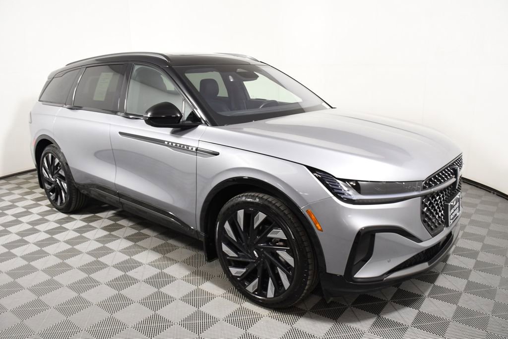 Used 2025 Lincoln Nautilus Reserve image 8