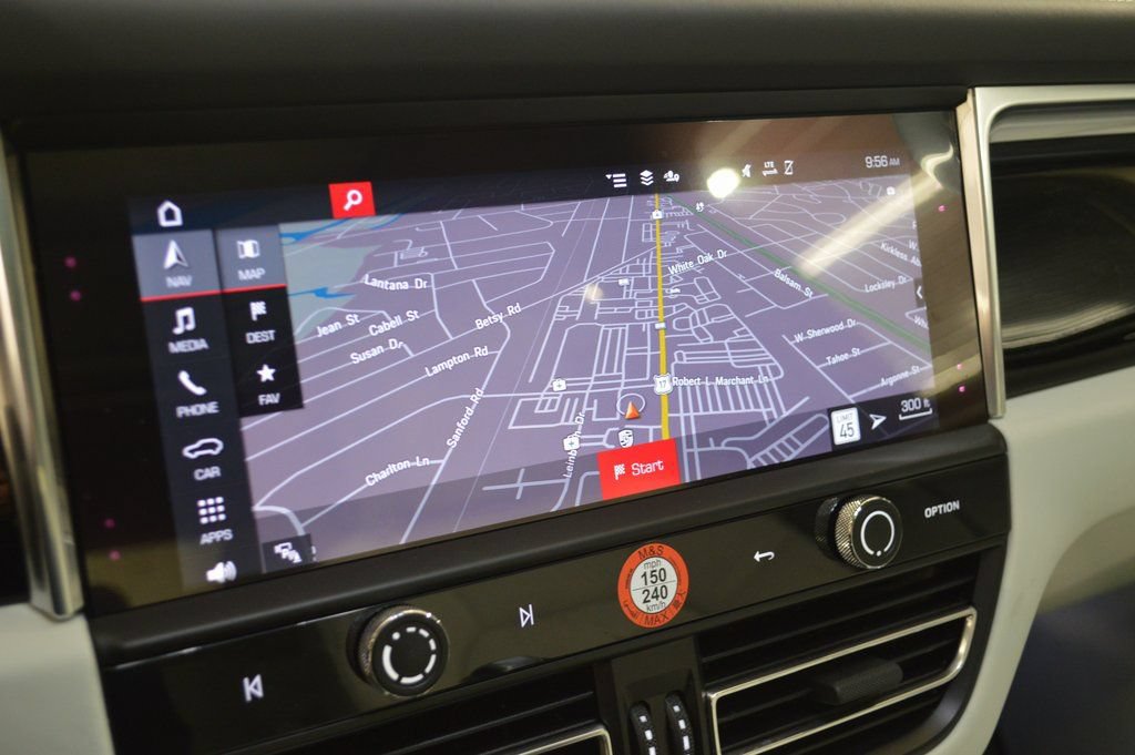 Certified 2025 Porsche Macan AWD/4WD image 27