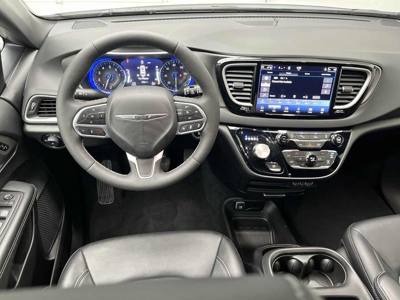 Used 2025 Chrysler Pacifica Select FWD image 13