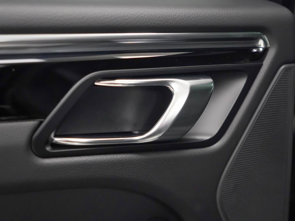 Certified 2026 Porsche Macan AWD/4WD image 16