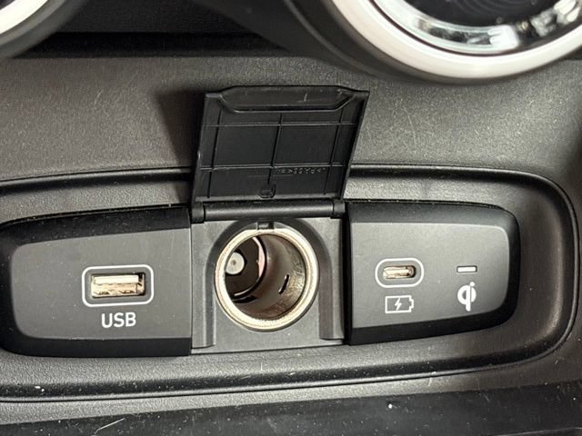 Used 2025 Hyundai Venue Limited FWD image 17