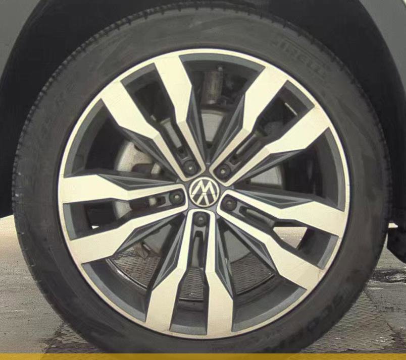Used 2024 Volkswagen Tiguan SE R-Line FWD image 9