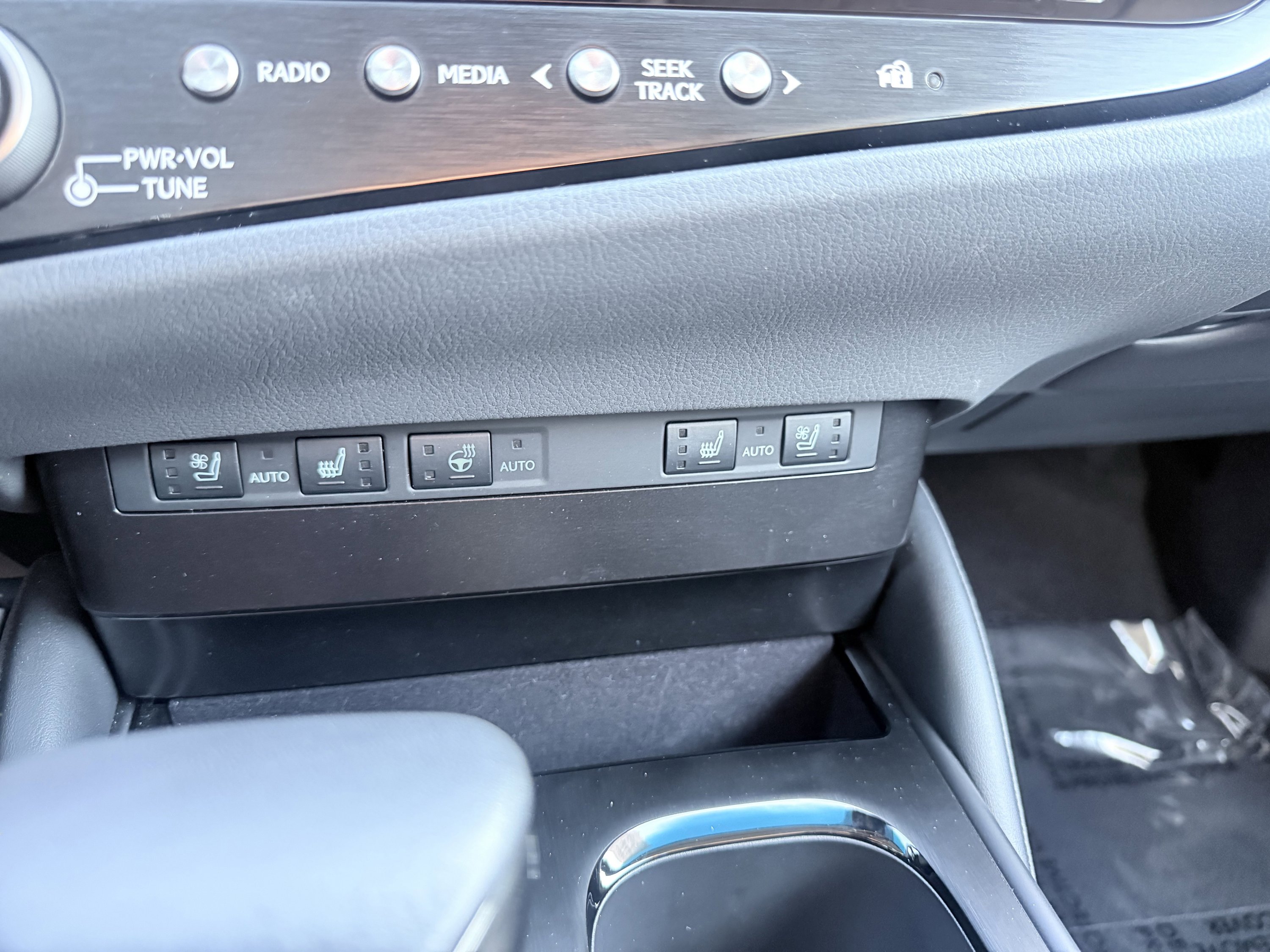 Used 2025 Lexus ES 300h ES 300h F SPORT Design w/ Premium Package image 45