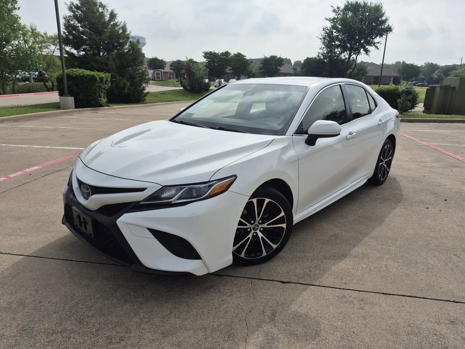 Used 2018 Toyota Camry SE FWD image 1