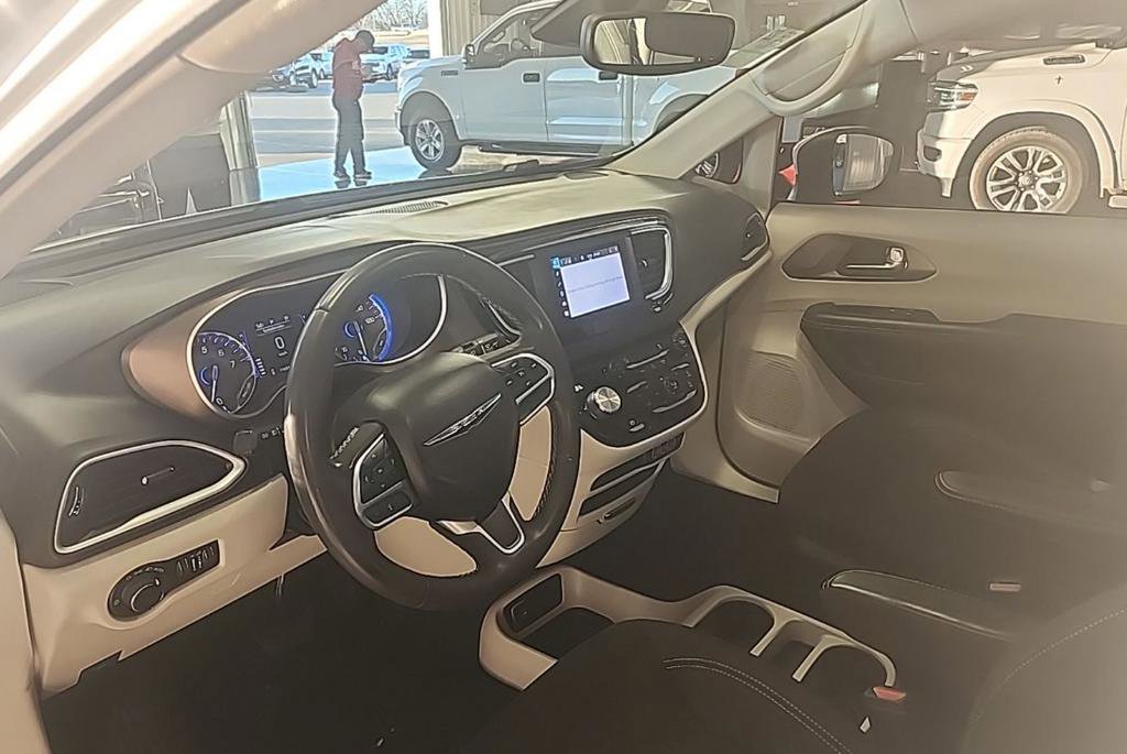 Used 2023 Chrysler Voyager LX image 6