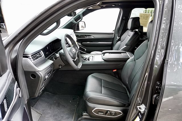 Used 2026 Jeep Grand Wagoneer Limited AWD/4WD image 15