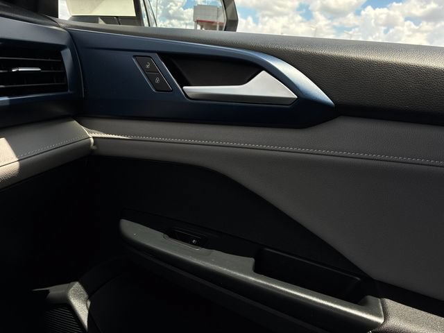 Used 2024 Volkswagen Taos SE w/ Panoramic Sunroof Package FWD image 18