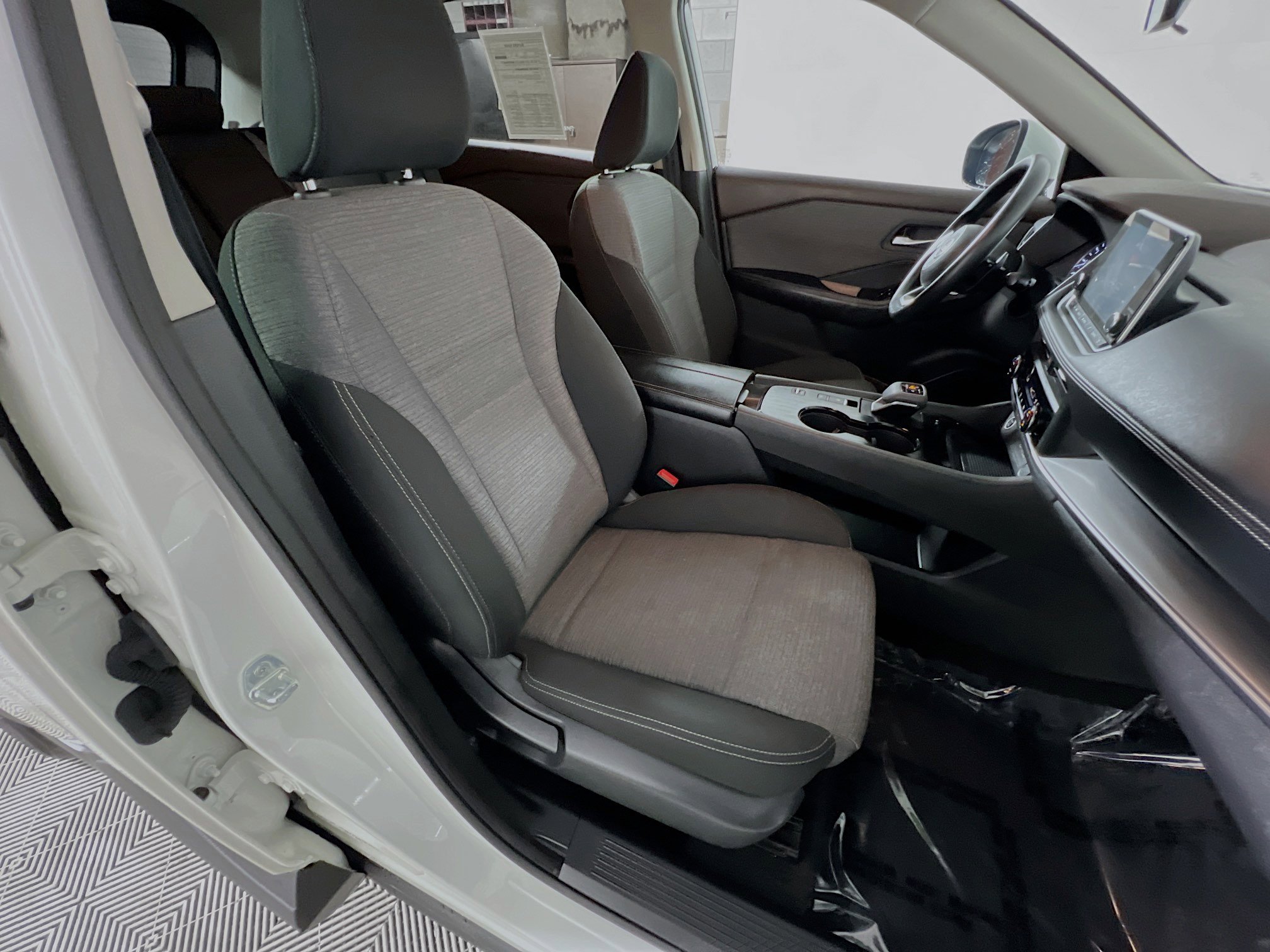 Used 2023 Nissan Rogue SV image 31