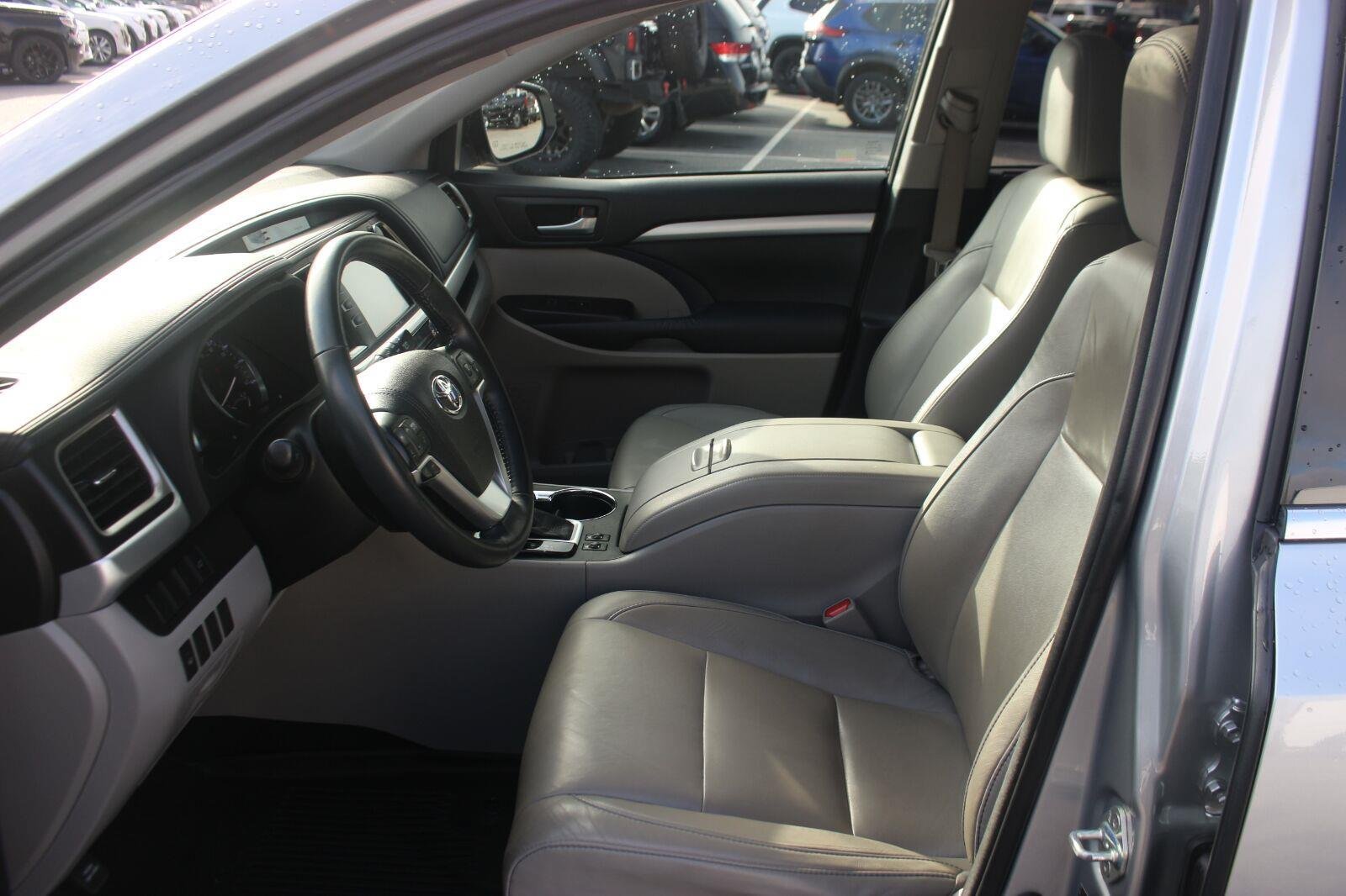 Used 2015 Toyota Highlander XLE FWD image 14
