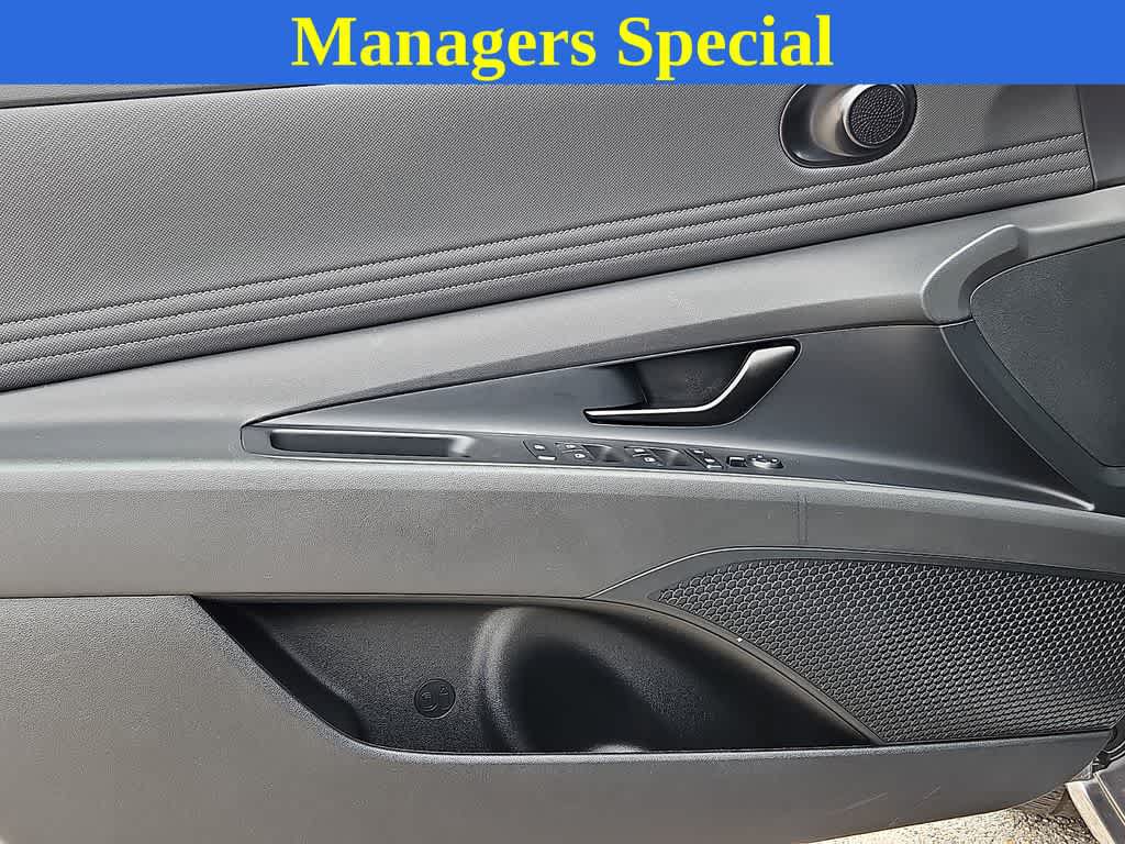 Certified 2025 Hyundai Elantra SEL FWD image 11