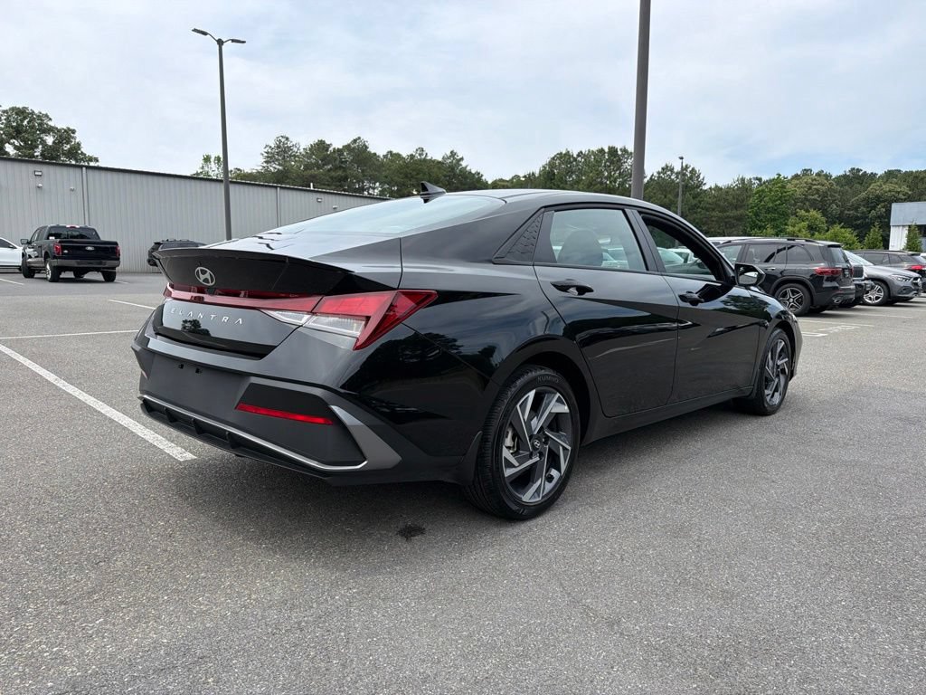 Used 2025 Hyundai Elantra Sport FWD image 5