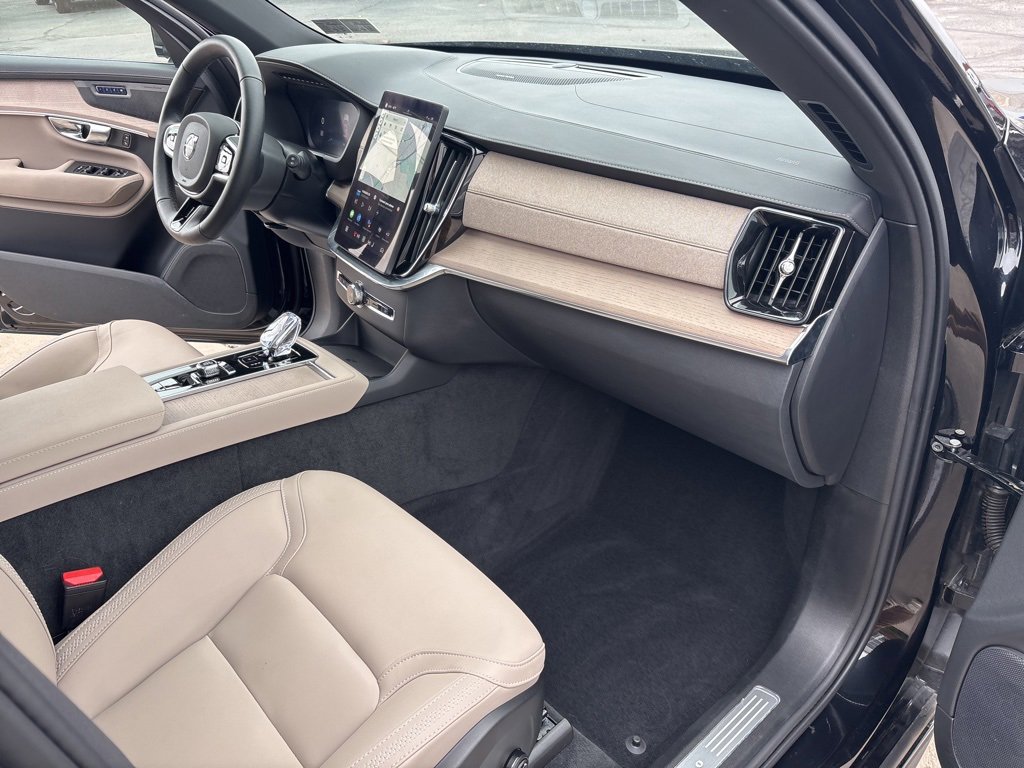 Certified 2025 Volvo XC90 B6 Plus image 41