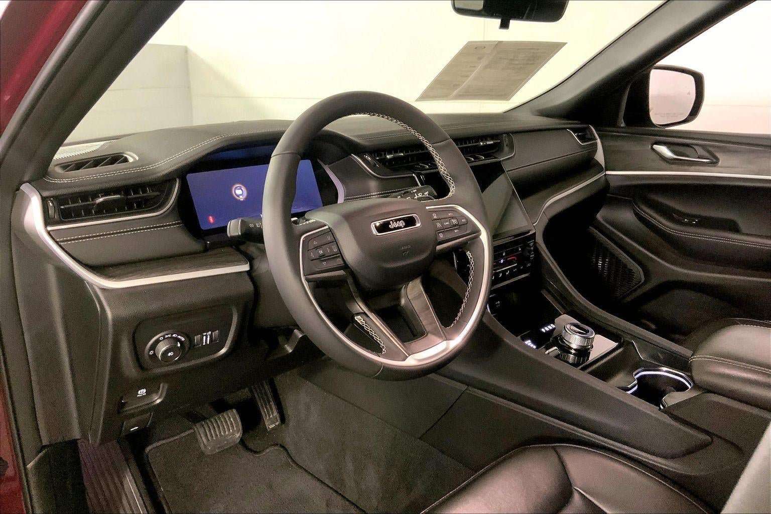Used 2025 Jeep Grand Cherokee Limited AWD/4WD image 14