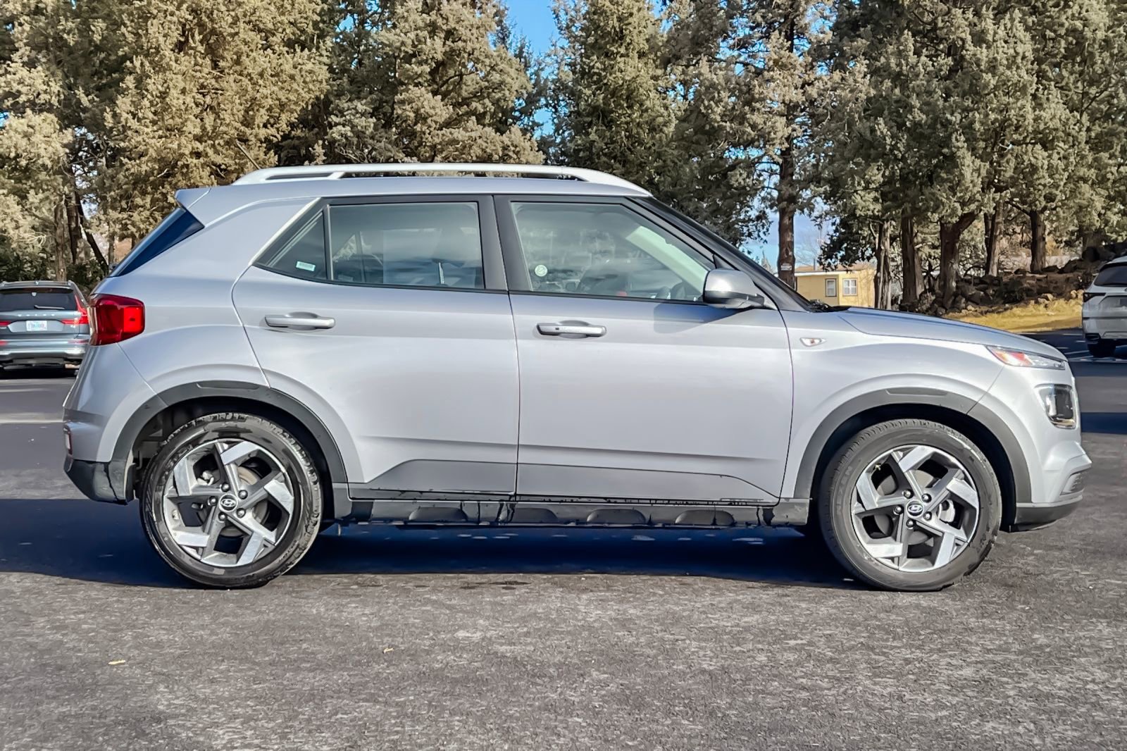 Used 2025 Hyundai Venue SEL video 3