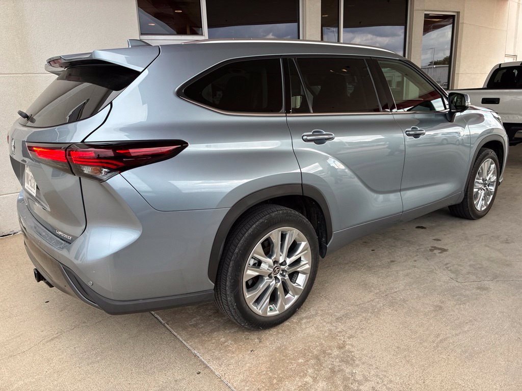 Used 2024 Toyota Highlander Limited FWD image 2