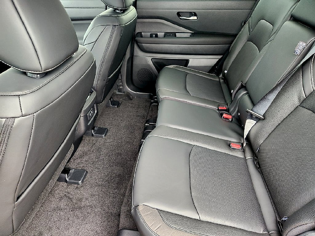 New 2026 Nissan Pathfinder SL FWD image 24