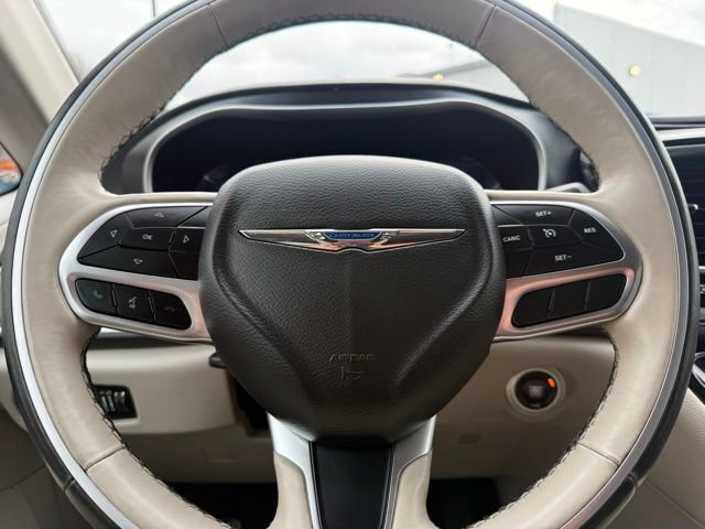 Used 2020 Chrysler Pacifica Limited image 17