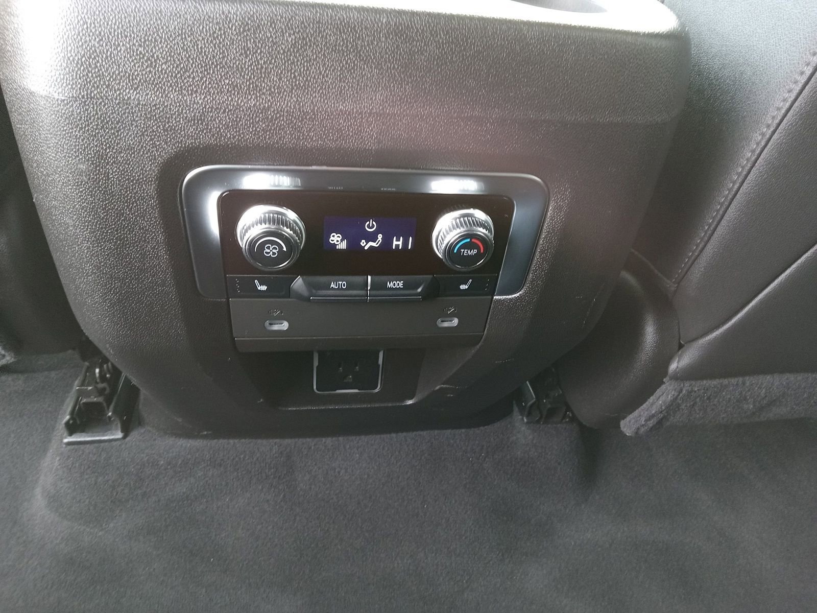 Used 2021 GMC Yukon SLT w/ SLT Luxury Package image 27