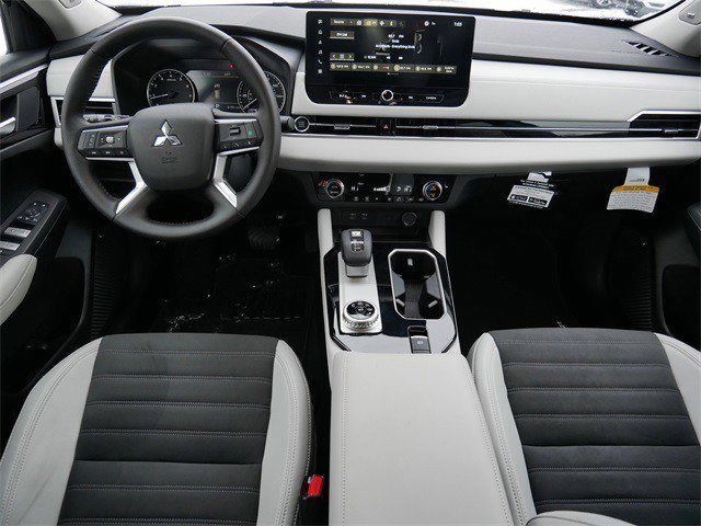 Used 2025 Mitsubishi Outlander SE image 11